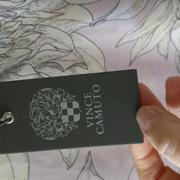 Vince Camuto overlay... - Picture 8 of 10